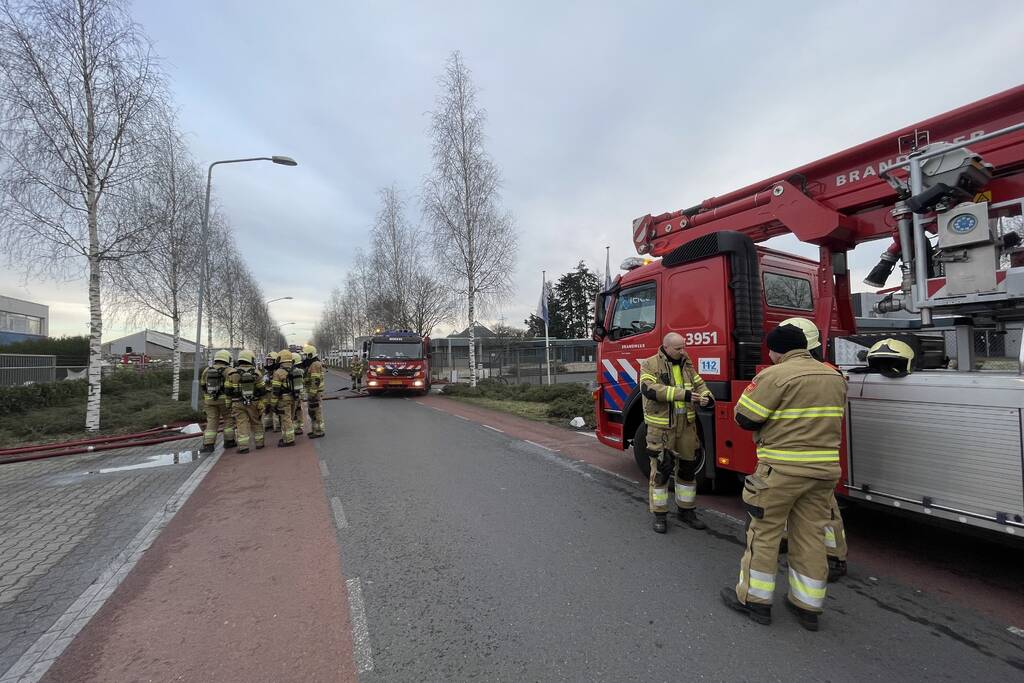Dikke rookwolken bij brand in bedrijfspand