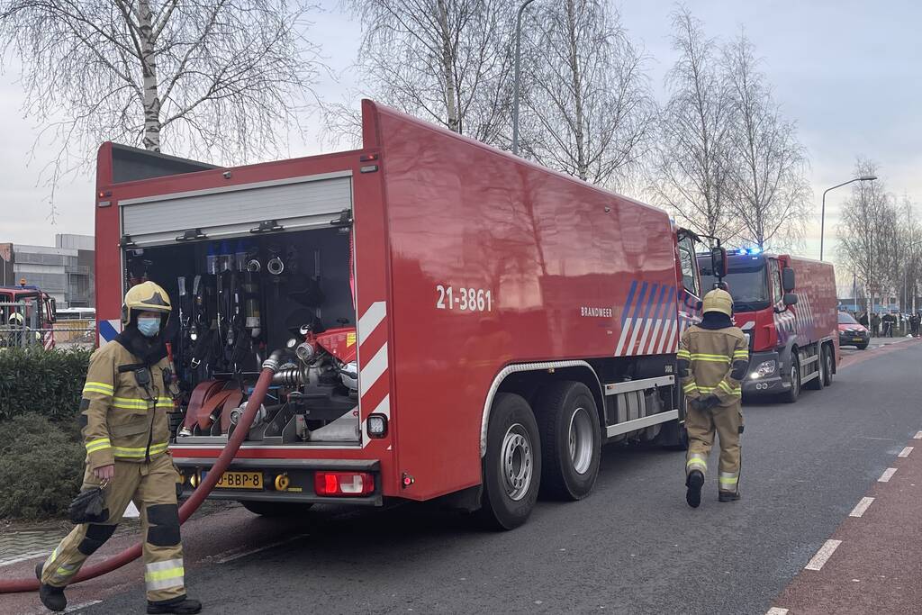 Dikke rookwolken bij brand in bedrijfspand