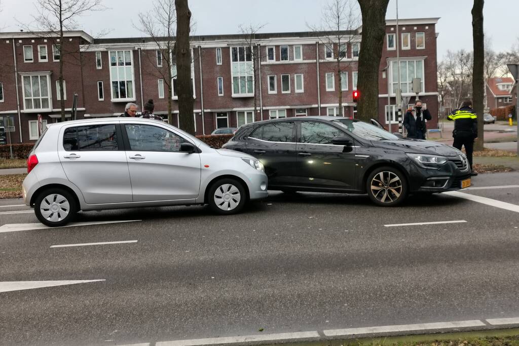 Twee auto's met elkaar in botsing