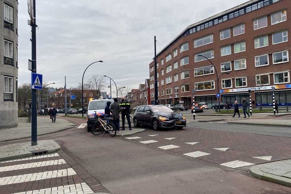 Auto botst frontaal op verkeerspaal