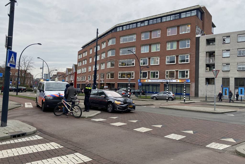 Auto botst frontaal op verkeerspaal