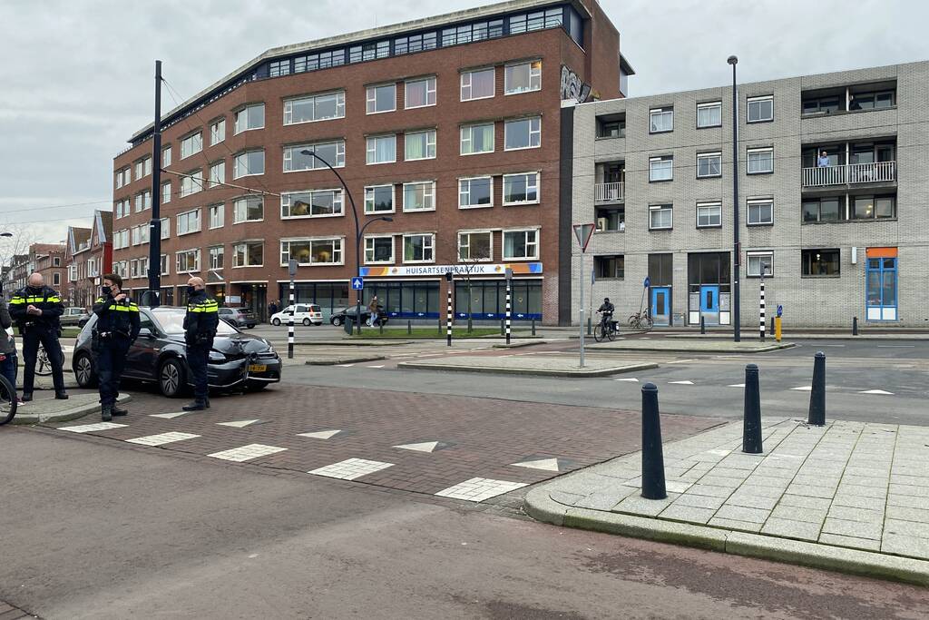 Auto botst frontaal op verkeerspaal