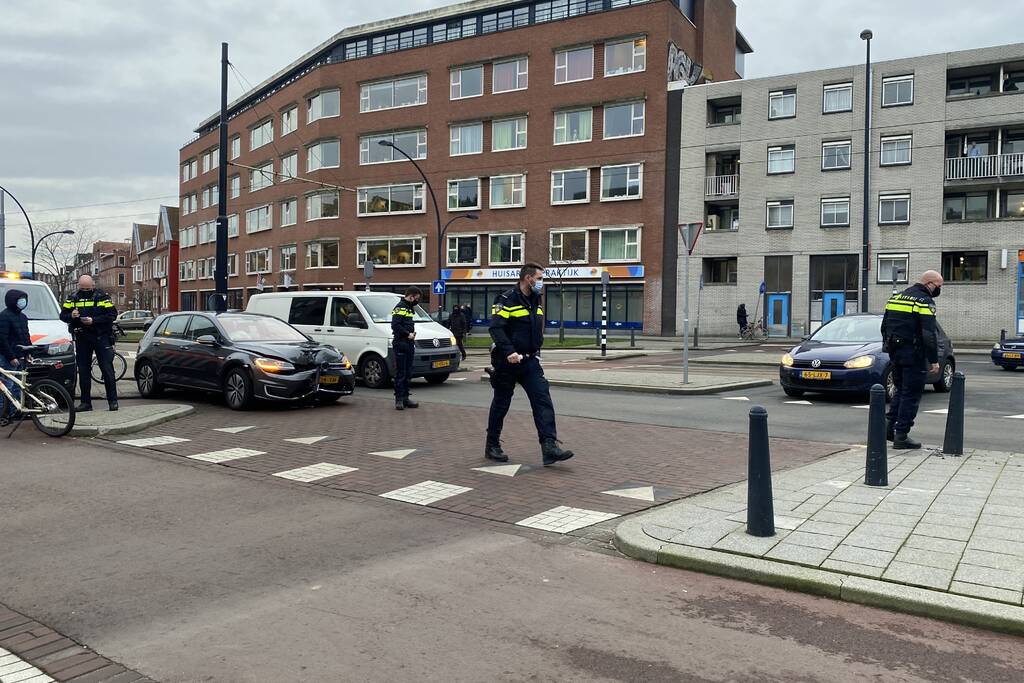 Auto botst frontaal op verkeerspaal