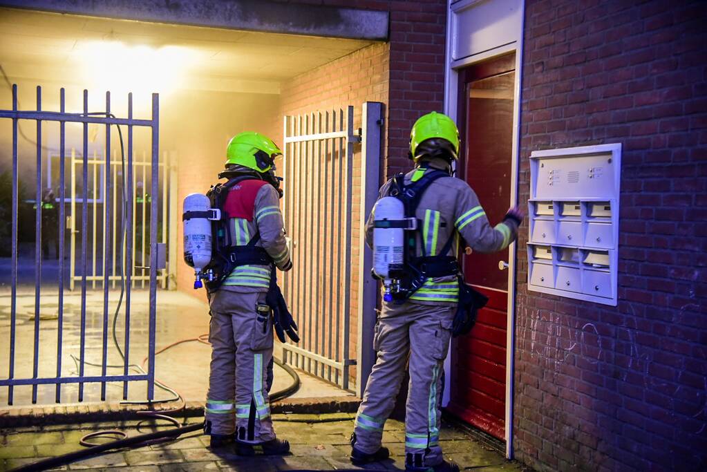 Woningen ontruimd door brand in kelderbox