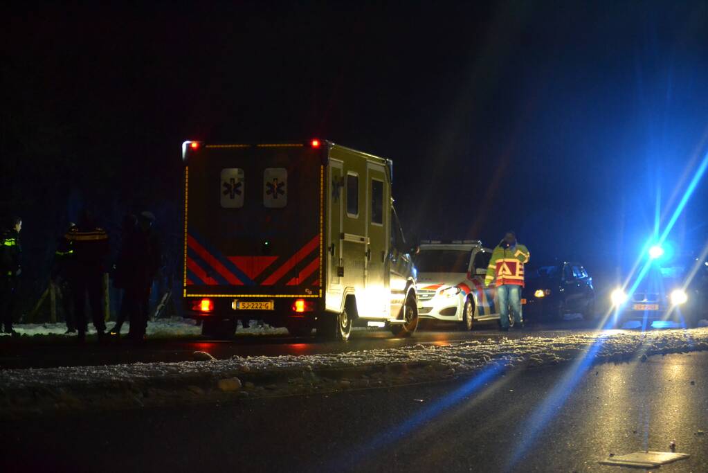 Auto raakt van de weg door gladheid