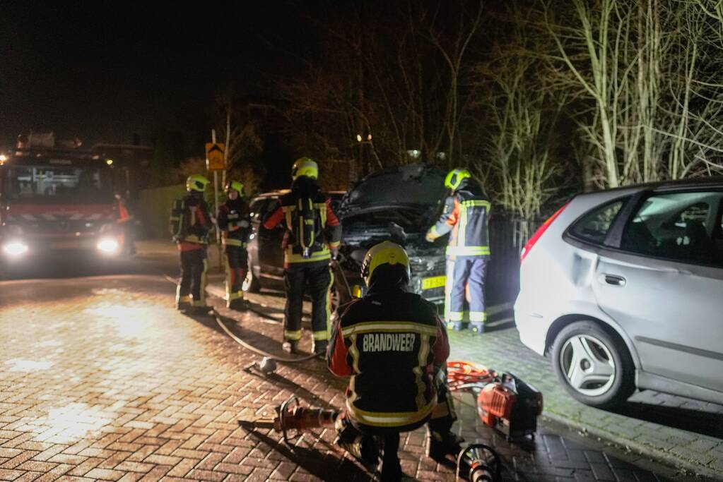 Geparkeerde auto vat vlam