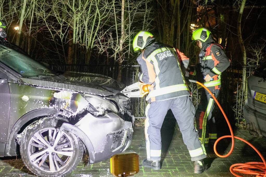 Geparkeerde auto vat vlam