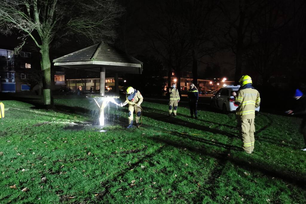 Houten tafel in brand
