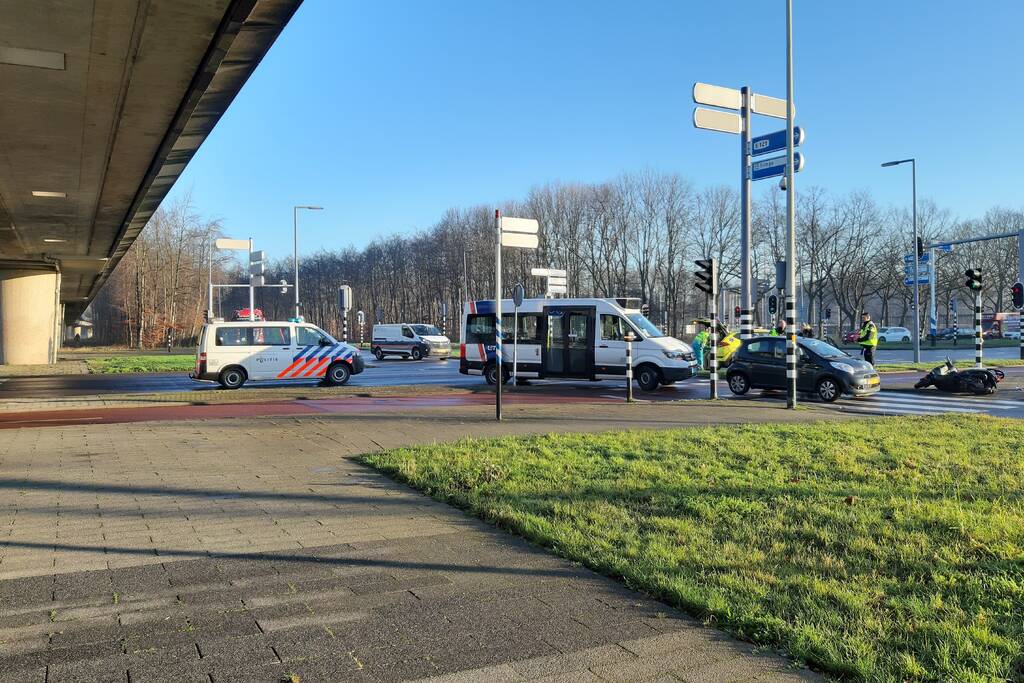 Scooterrijder gewond bij botsing met auto