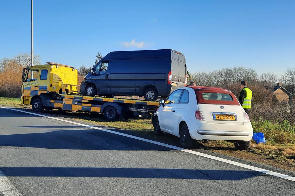 Meerdere voertuigen botsen op toerit