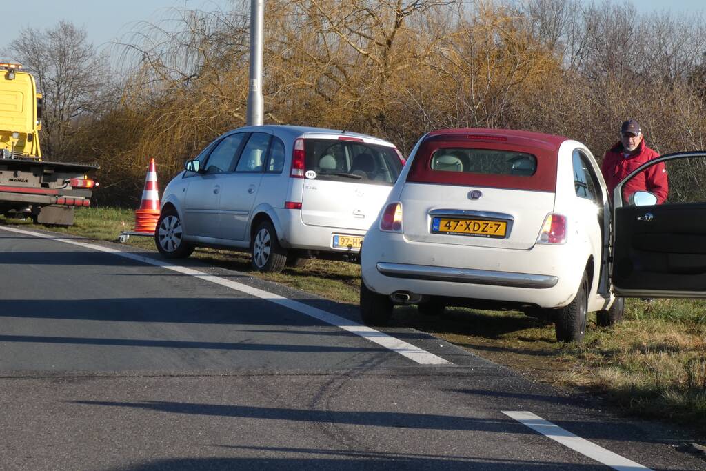Meerdere voertuigen botsen op toerit