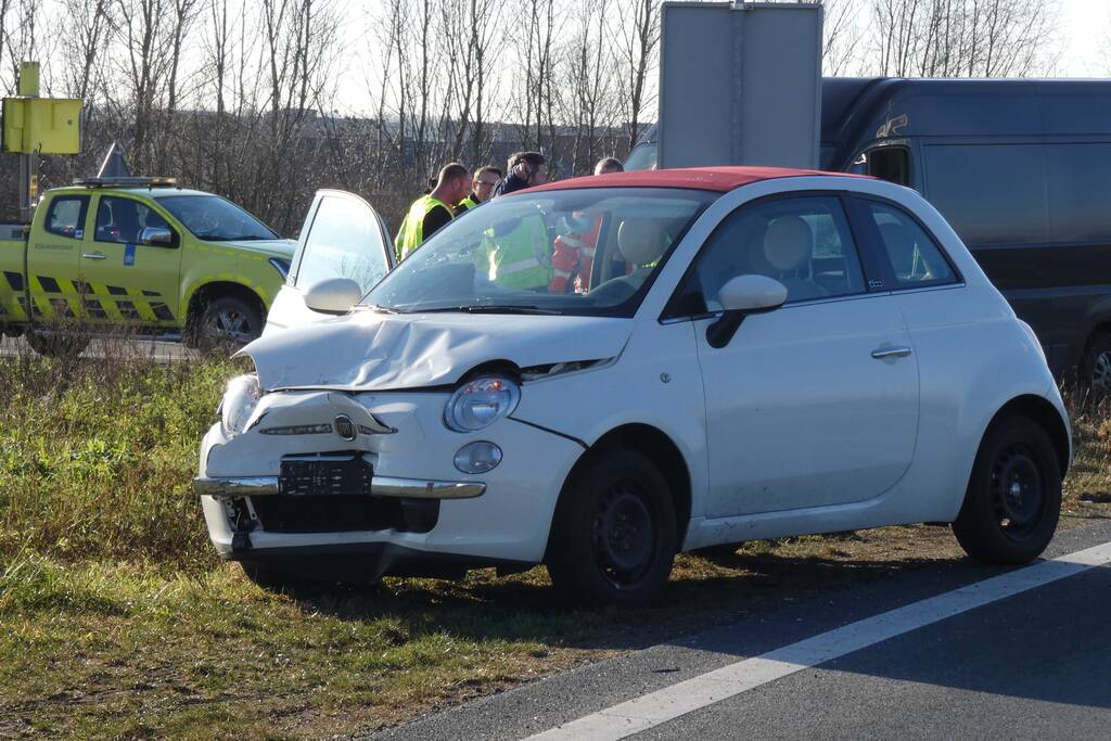 Meerdere voertuigen botsen op toerit