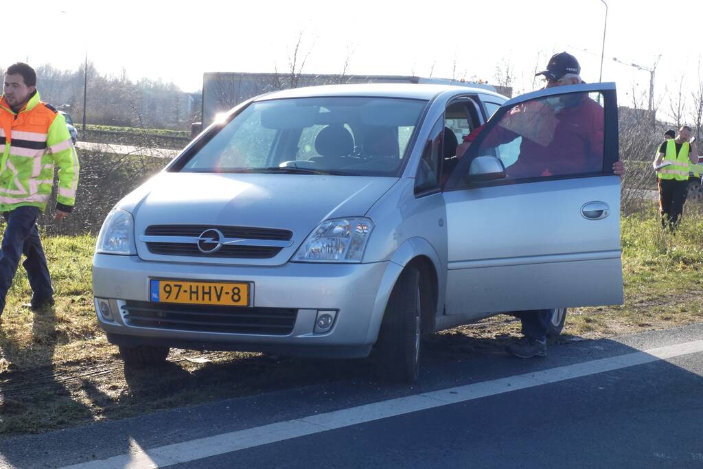 Meerdere voertuigen botsen op toerit