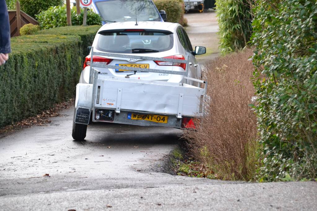 Bestelbus botst op aanhanger