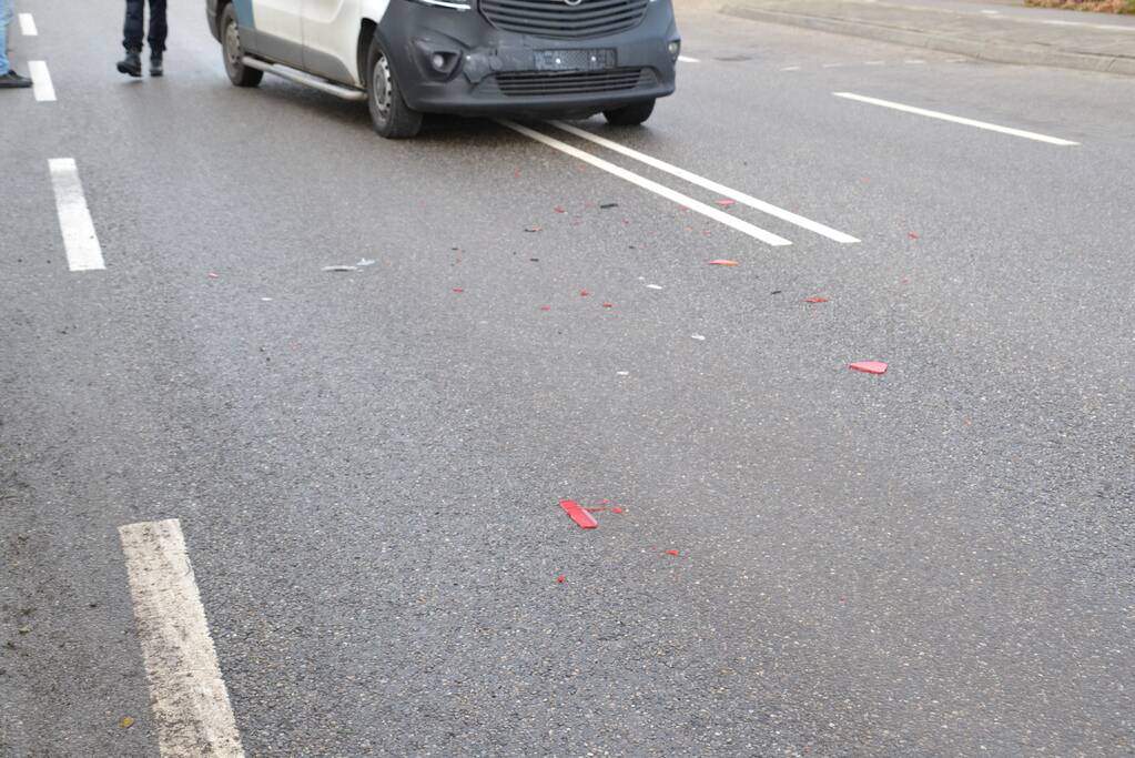 Bestelbus botst op aanhanger