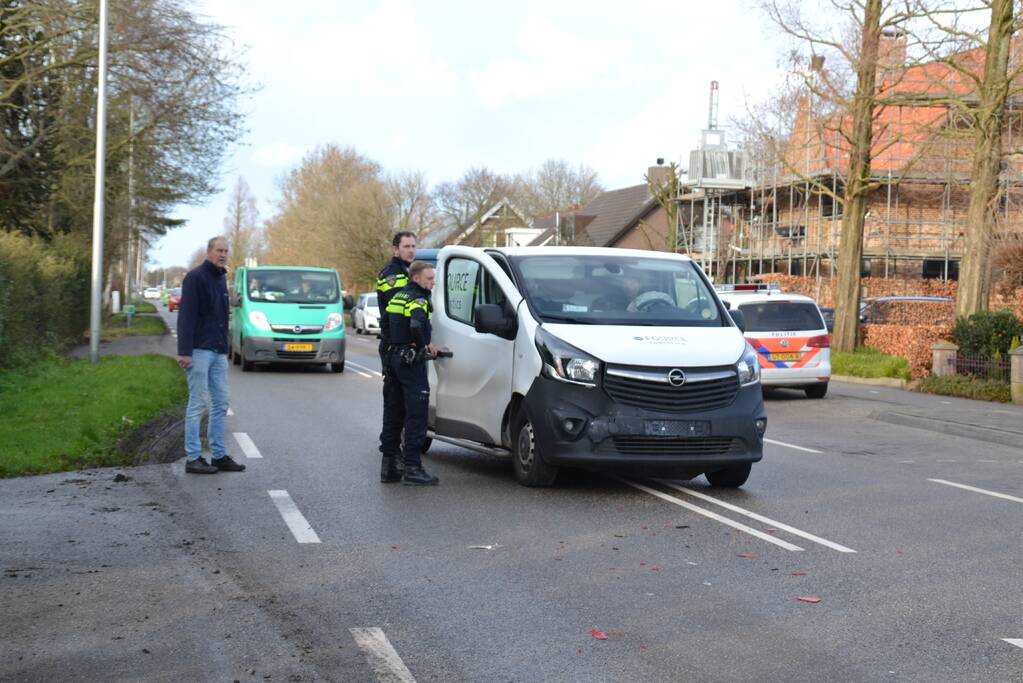 Bestelbus botst op aanhanger