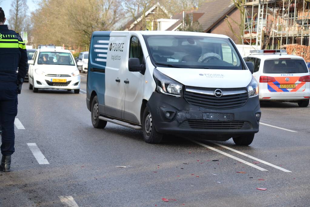 Bestelbus botst op aanhanger