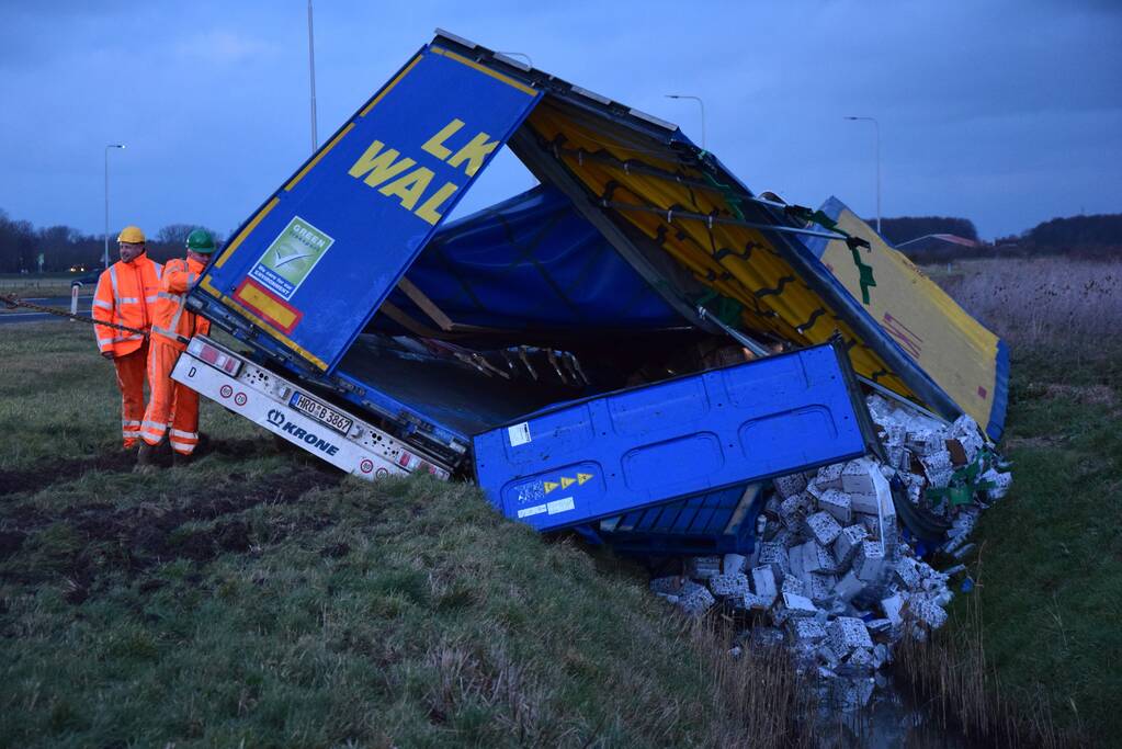 Vrachtwagen rijdt sloot in en verliest lading