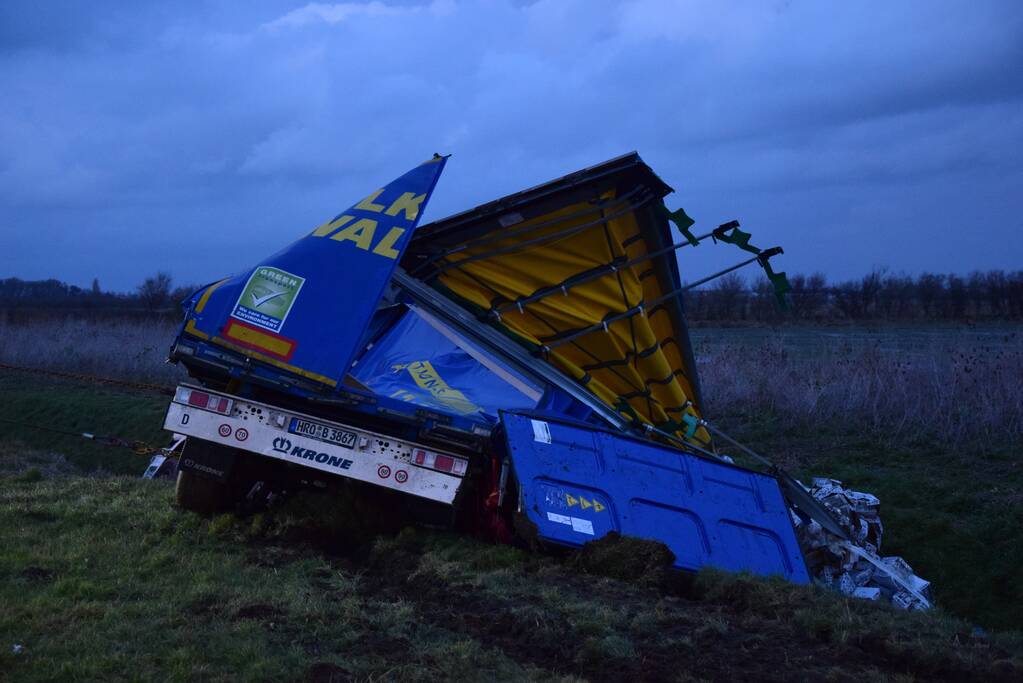 Vrachtwagen rijdt sloot in en verliest lading