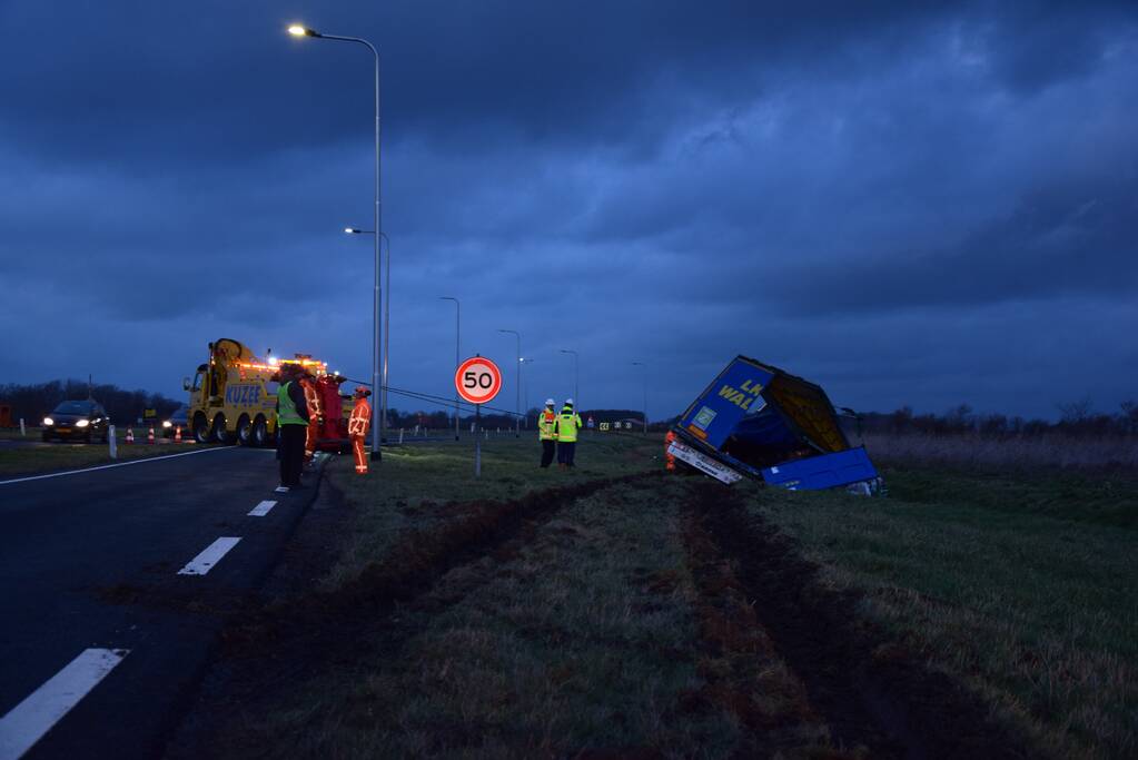 Vrachtwagen rijdt sloot in en verliest lading