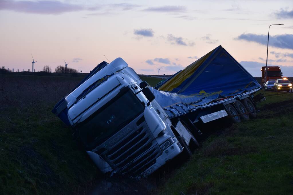 Vrachtwagen rijdt sloot in en verliest lading