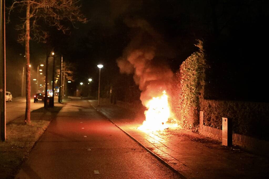 Bezorgscooter De Beren gaat in vlammen op