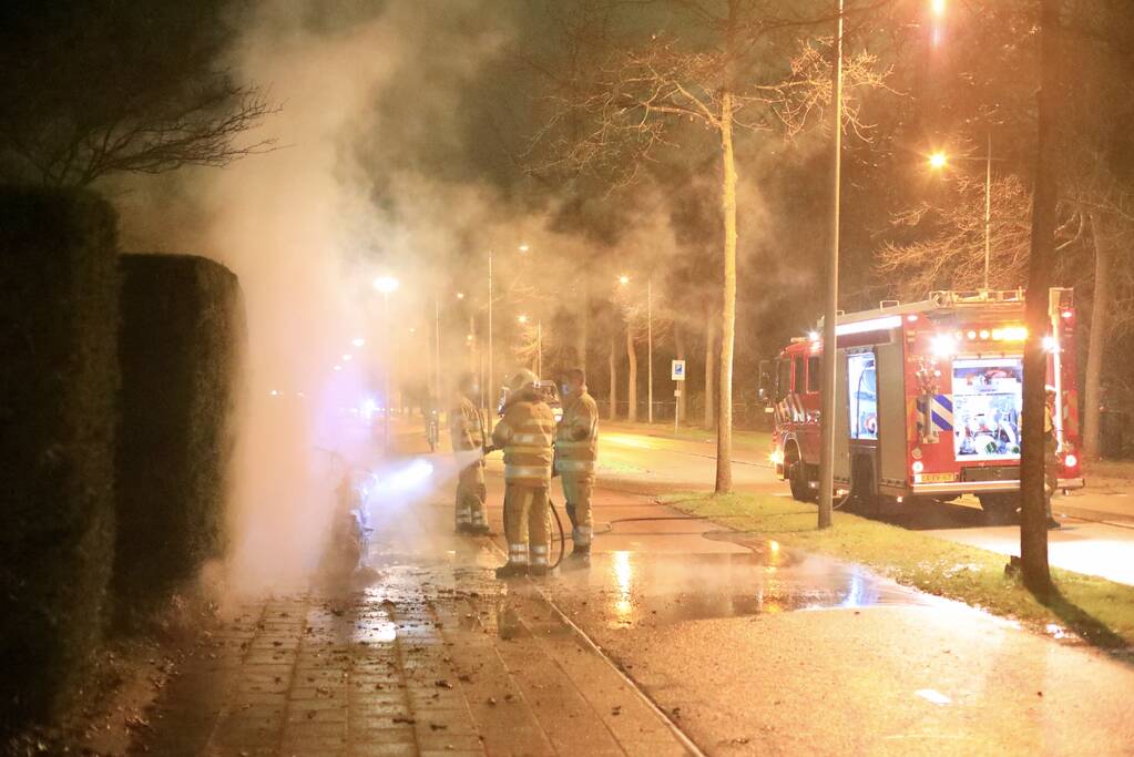 Bezorgscooter De Beren gaat in vlammen op
