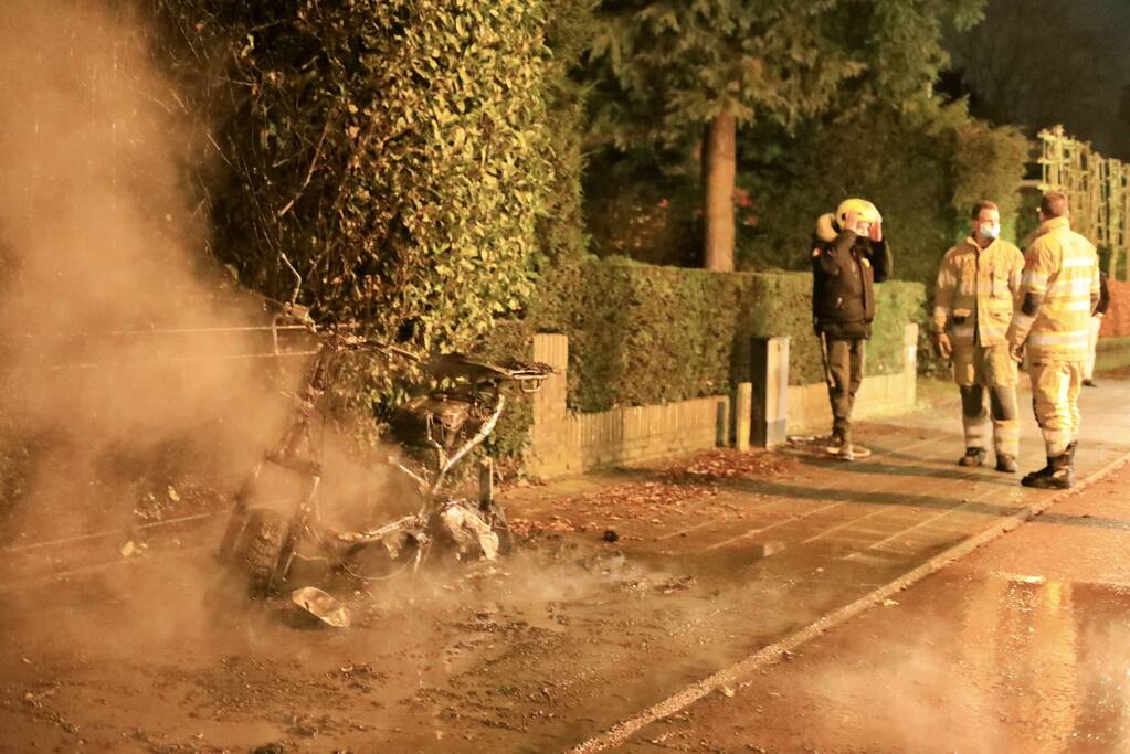 Bezorgscooter De Beren gaat in vlammen op