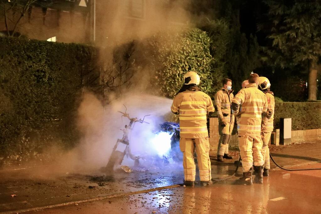 Bezorgscooter De Beren gaat in vlammen op