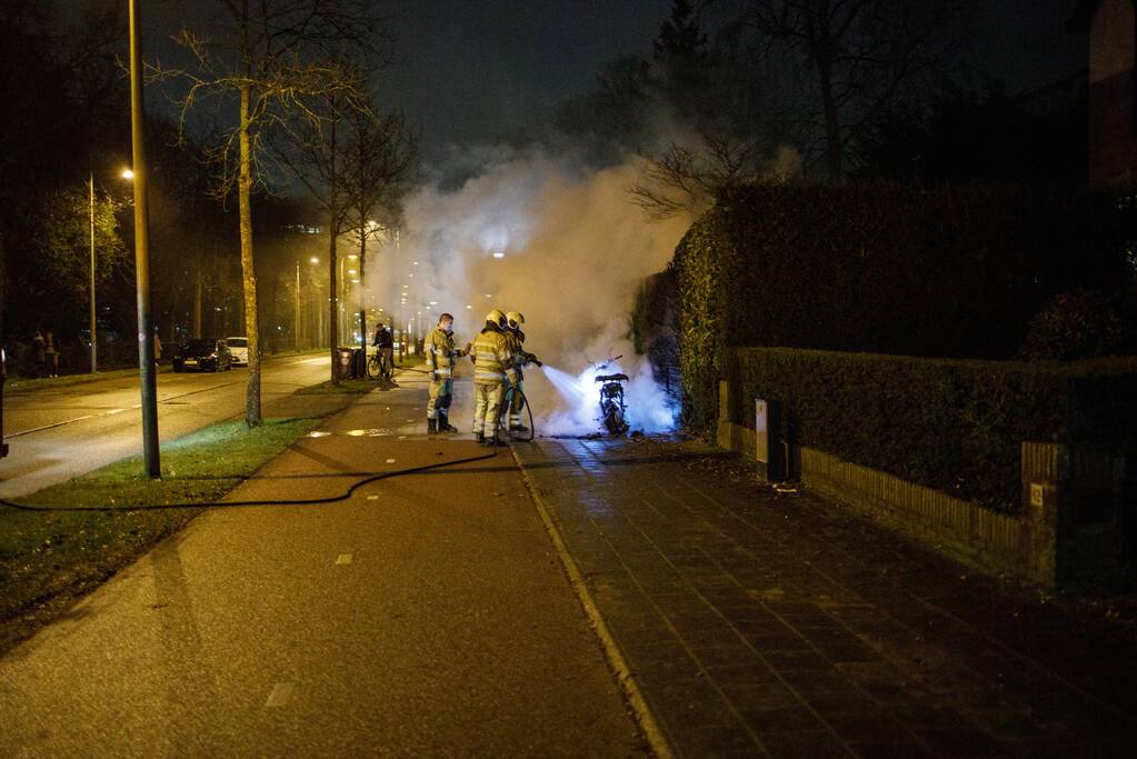 Bezorgscooter De Beren gaat in vlammen op