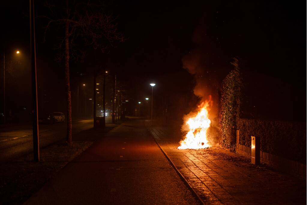 Bezorgscooter De Beren gaat in vlammen op