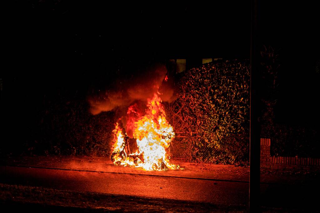 Bezorgscooter De Beren gaat in vlammen op