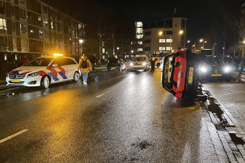 Relschoppers gooien auto op kant bij ongeregeldheden