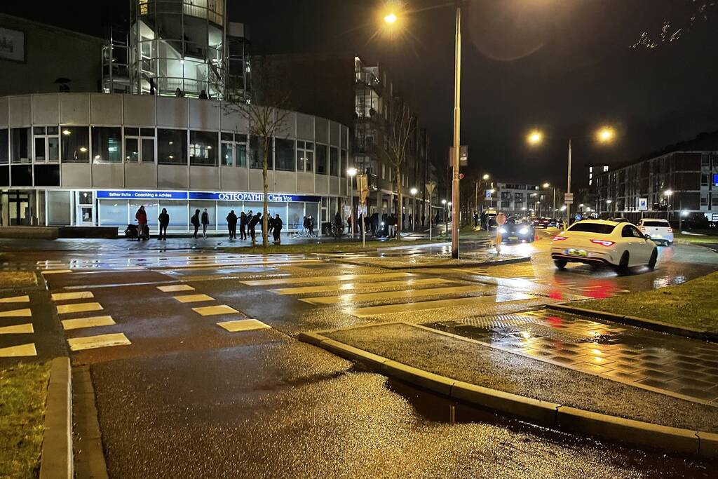 Relschoppers gooien auto op kant bij ongeregeldheden