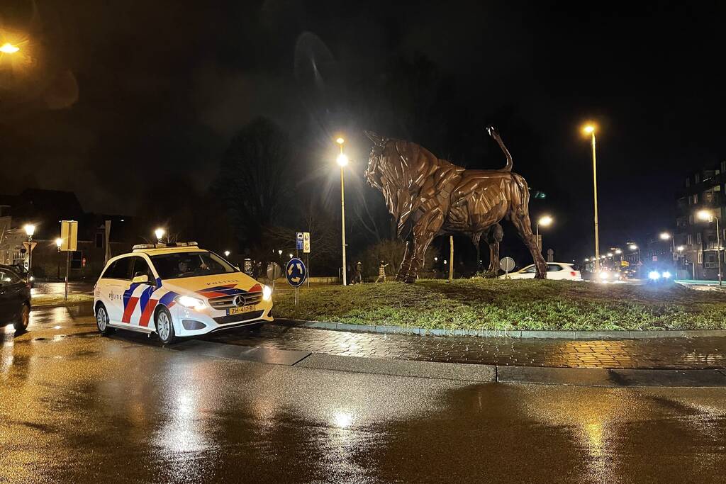 Relschoppers gooien auto op kant bij ongeregeldheden