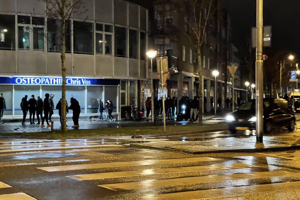 Relschoppers gooien auto op kant bij ongeregeldheden