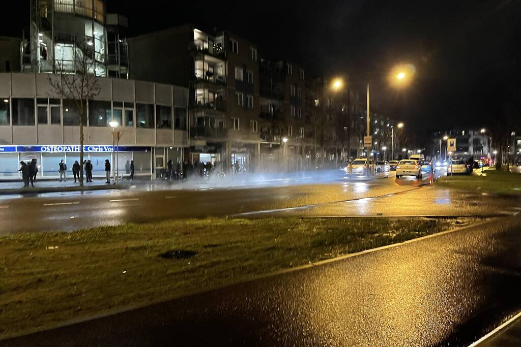 Relschoppers gooien auto op kant bij ongeregeldheden