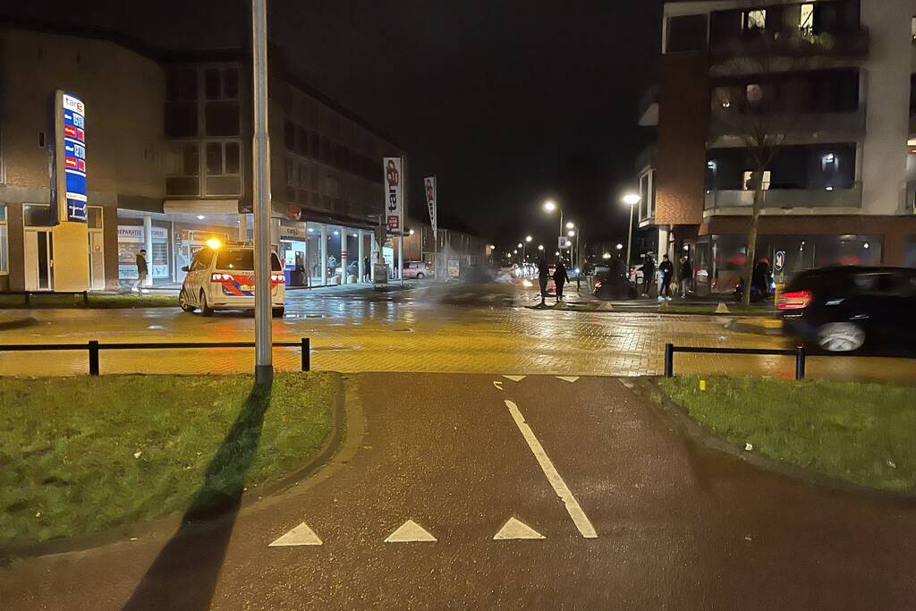 Relschoppers gooien auto op kant bij ongeregeldheden