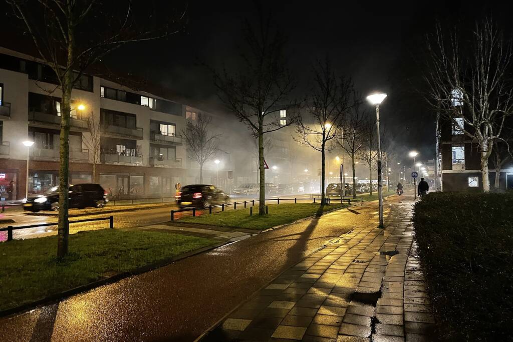 Relschoppers gooien auto op kant bij ongeregeldheden