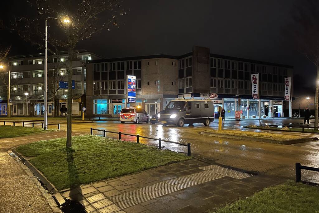 Relschoppers gooien auto op kant bij ongeregeldheden