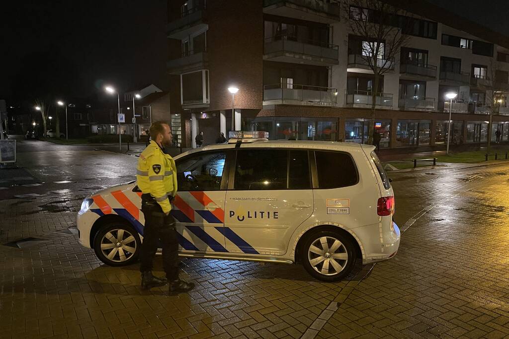 Relschoppers gooien auto op kant bij ongeregeldheden