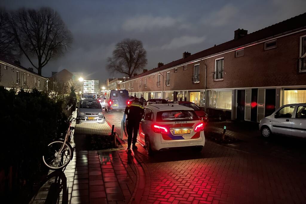 Relschoppers gooien auto op kant bij ongeregeldheden