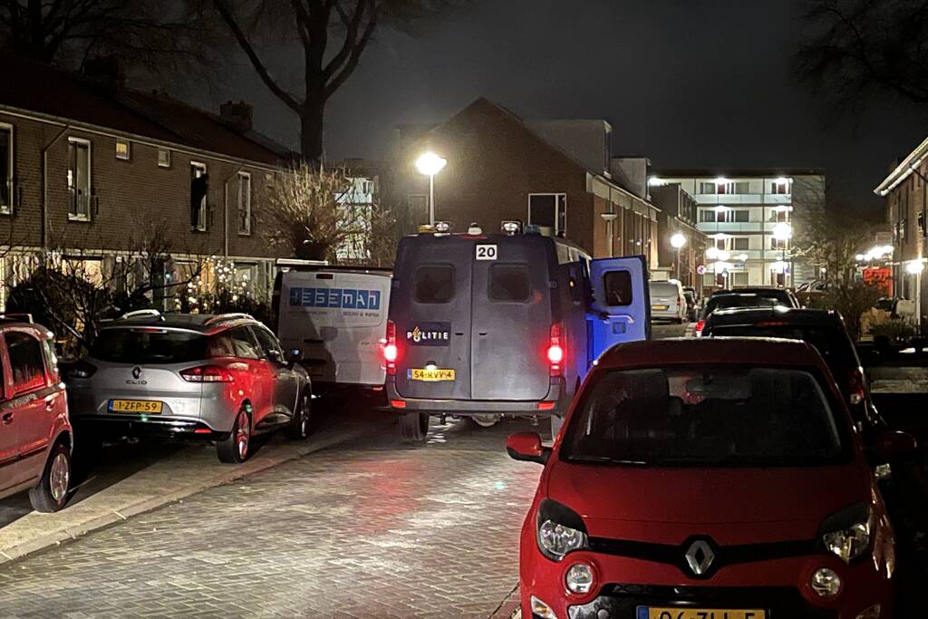 Relschoppers gooien auto op kant bij ongeregeldheden