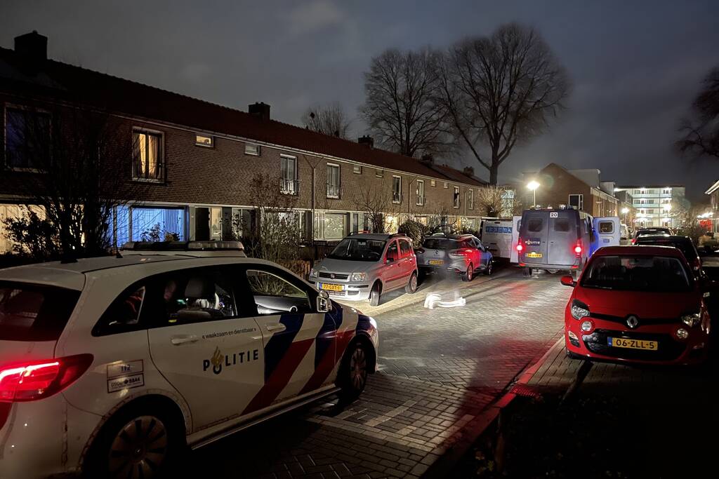 Relschoppers gooien auto op kant bij ongeregeldheden