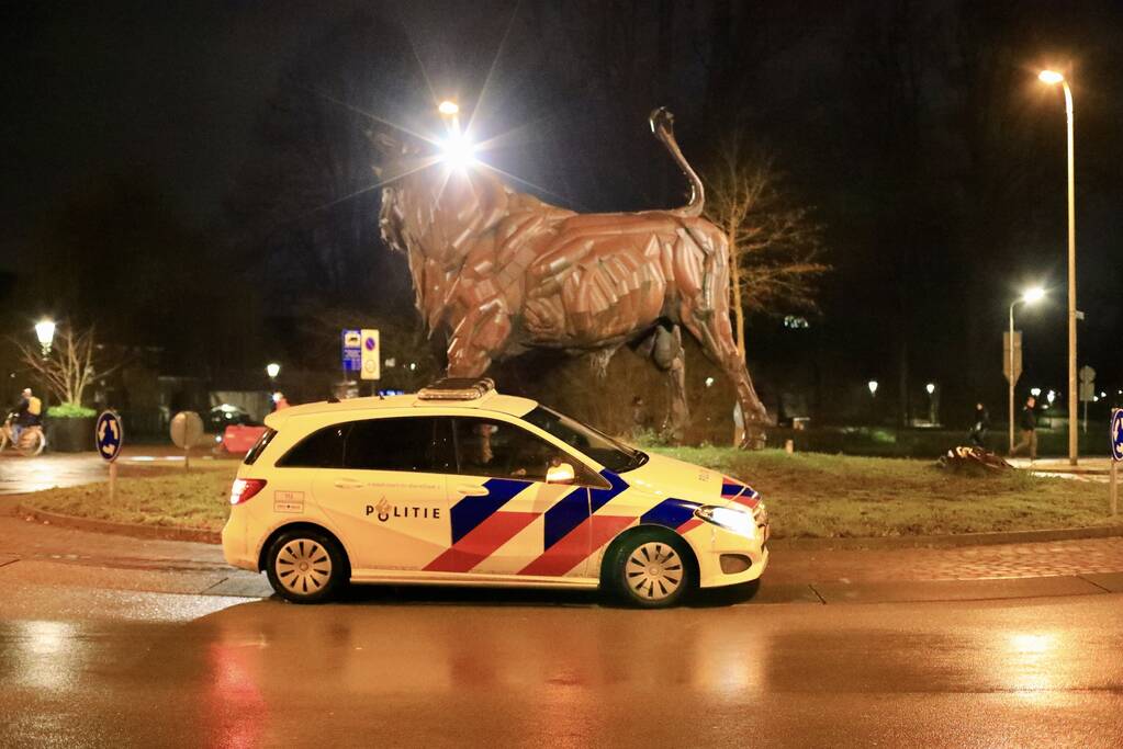 Relschoppers gooien auto op kant bij ongeregeldheden