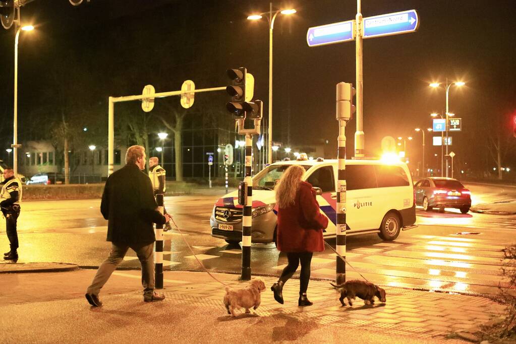 Relschoppers gooien auto op kant bij ongeregeldheden