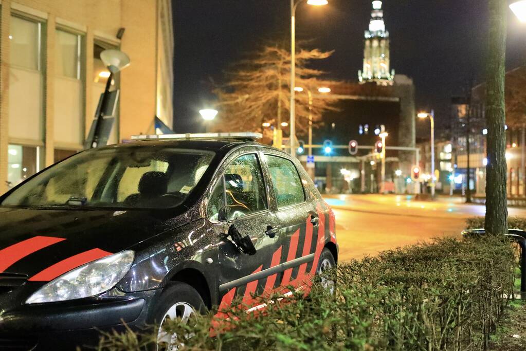 Relschoppers gooien auto op kant bij ongeregeldheden