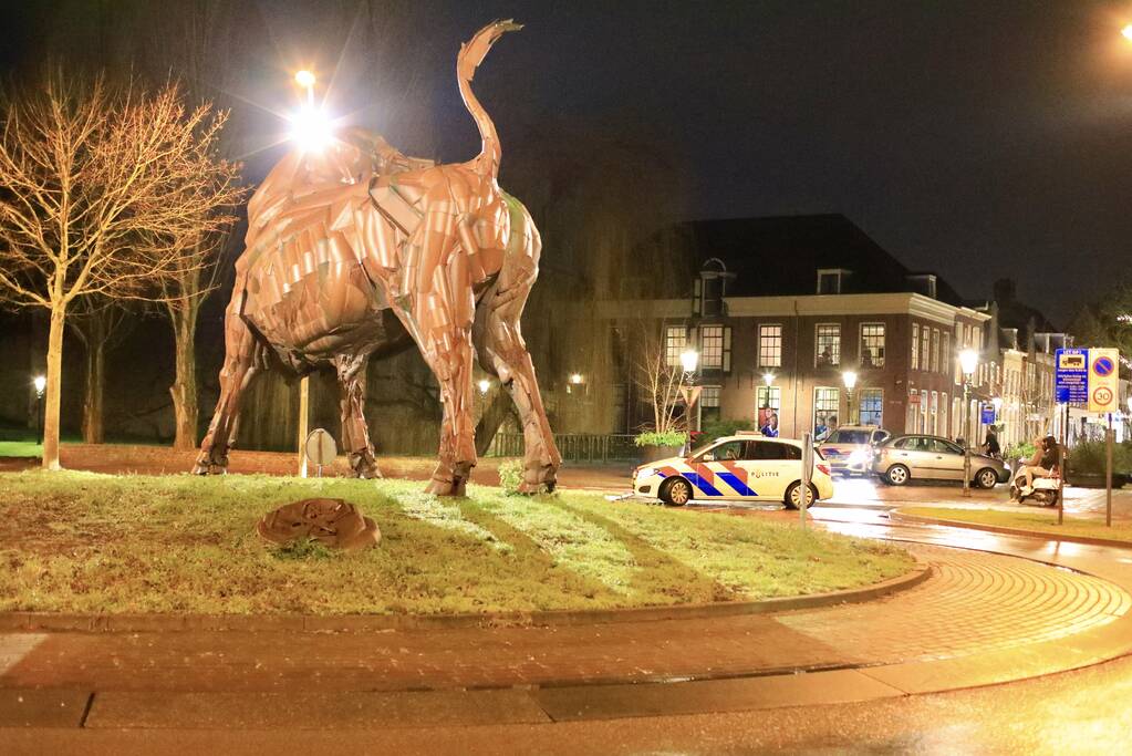 Relschoppers gooien auto op kant bij ongeregeldheden