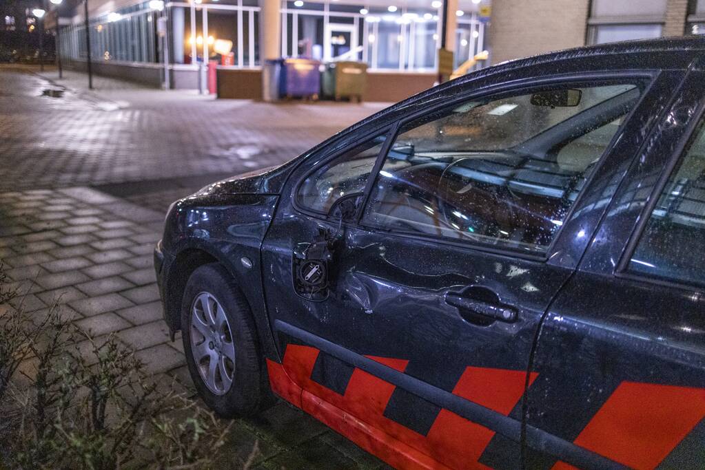 Relschoppers gooien auto op kant bij ongeregeldheden