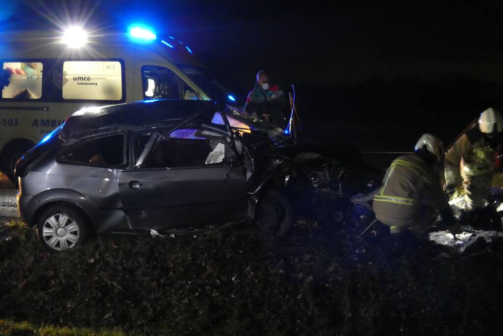 Auto klapt hard tegen boom